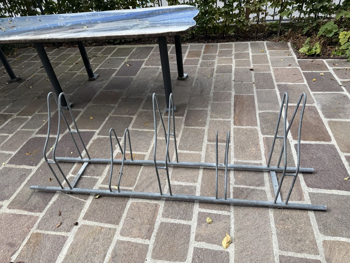 Cavalletti per biciclette: Veloständer antik – Usato da Glarus venduto da Box3
