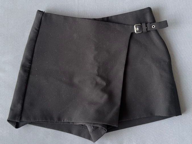 Zara Röcke: Black Tailored Shorts – Gebraucht aus Seengen von amandasartori