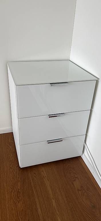 Comodini: Holz Nachttischschrank mit Glasplatt – Usato da Lauerz venduto da AnjaCarina01 1
