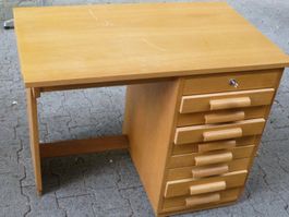 kleiner Schreibtisch mit 9 flachen Schubladen und Auszug