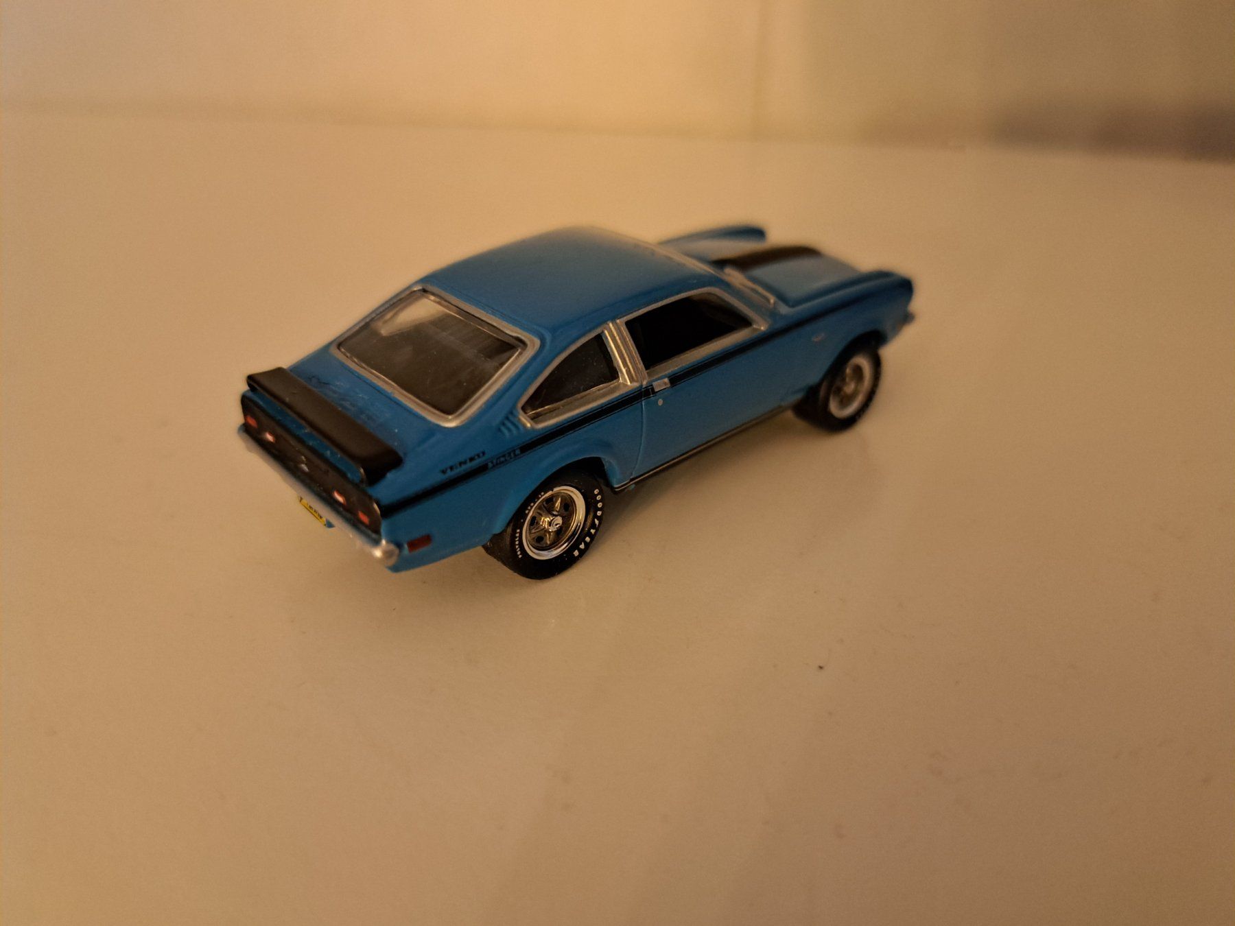 Johnny Lightning Modellini d'auto: Chevy Vega Yenko Copo Johnny Lightning Neu – Nuovo (secondo la descrizione) da Emmenbrücke venduto da bikesandmore75 3