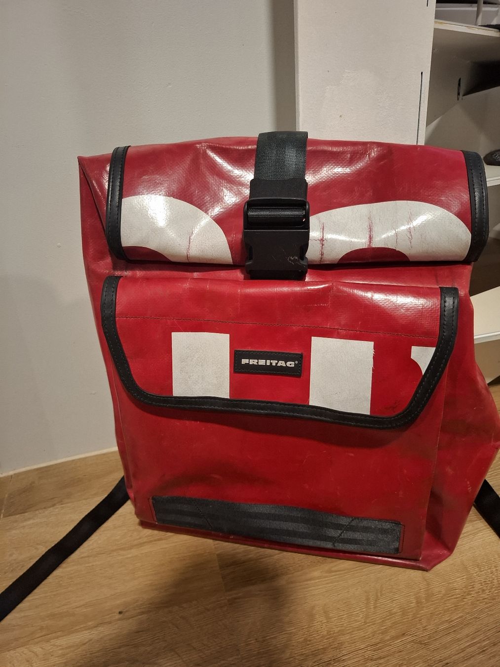 Freitag Zaini: Roter FREITAG Rucksack, robust und wasserabweisend! Top – Usato da Lausen venduto da Devin-