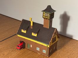 ZZ054: Feuerwehrgebäude mit VW-Bus (Spur N)