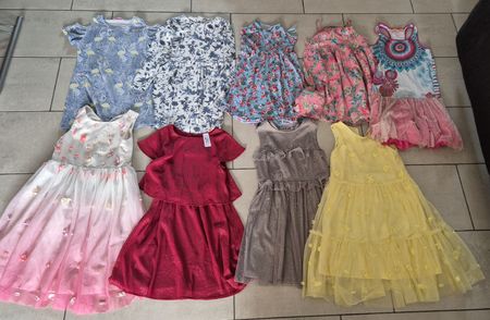 Kleiderpaket mit Kleidchen 134/140