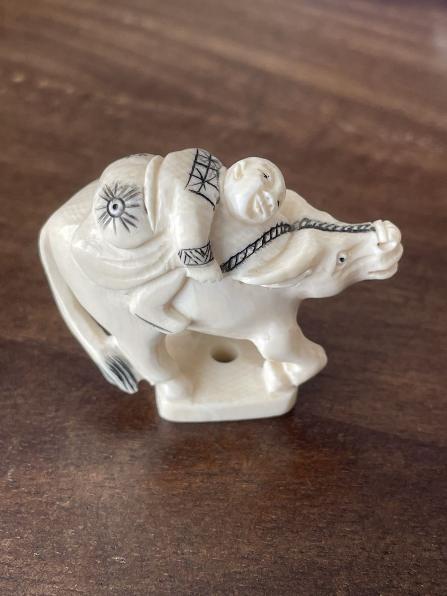Statuette: Netsuke, Mann auf Wasserbüffel, signiert – Usato da Embrach venduto da Gauvain1 1