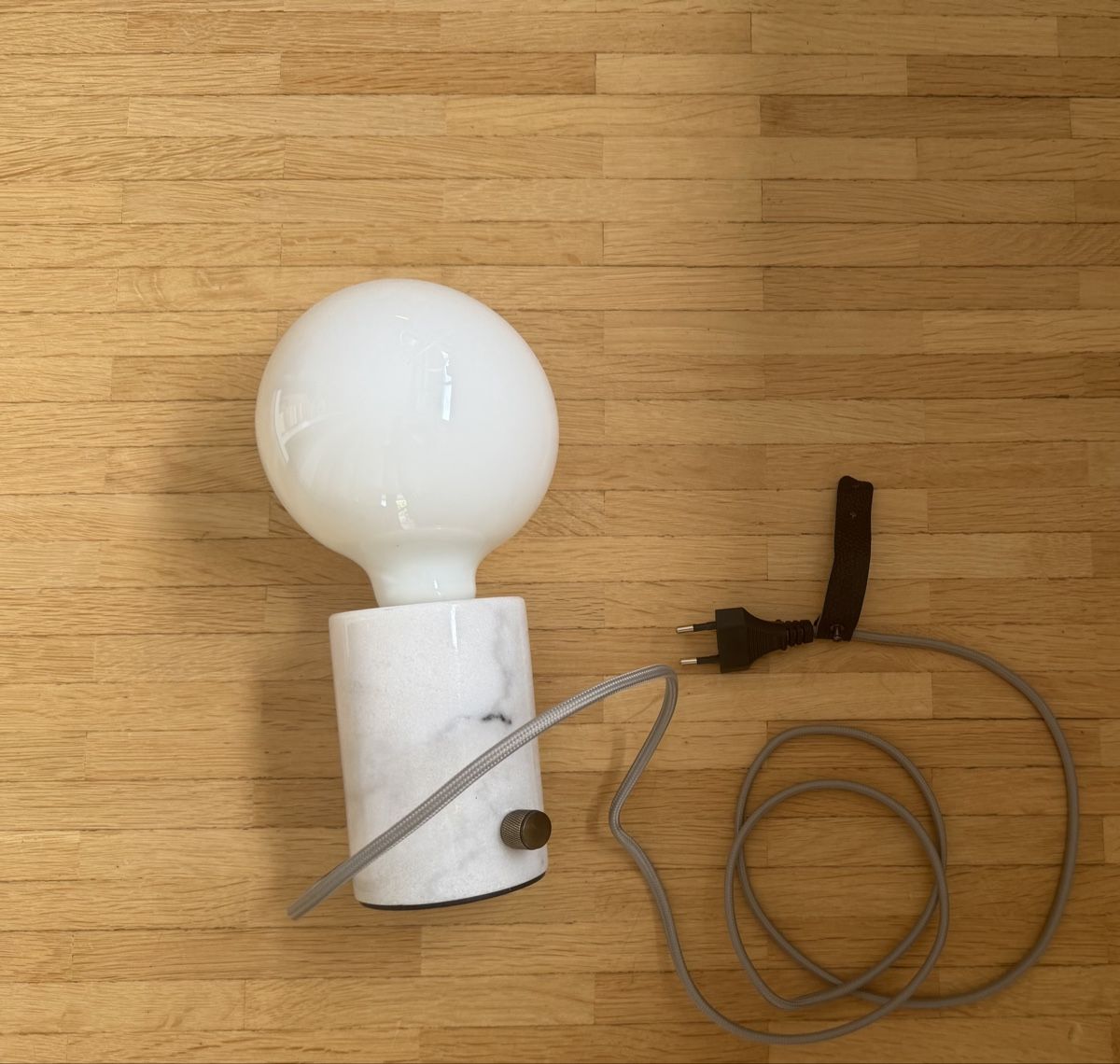 Lampade: Edgar Home "Orbis" Design-Lampe – Marmor & Messing – Usato da Zürich venduto da EmmaP12345