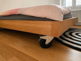Holzbett Massivholz mit Rollen 160x200 cm guter Zustand