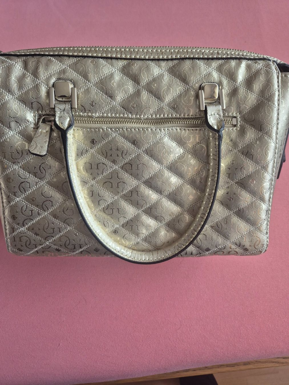 Guess Borse da donna: Superbe sac à main Guess monogrammé doré – Usato da Monthey venduto da Lamarmotte 1