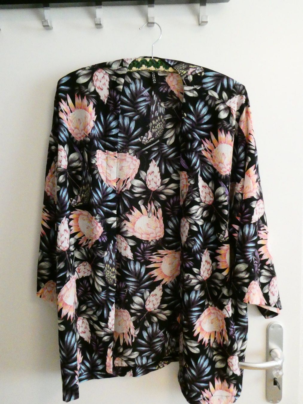 H&M Camicette: Luftige Bluse/Jacke, Blumenmotiv – Usato da Zürich venduto da Jo-Ma