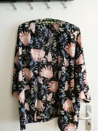 Luftige Bluse/Jacke, Blumenmotiv