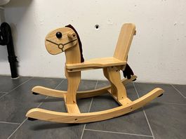 Holz-Schaukelpferd mit Sicherheitslehne