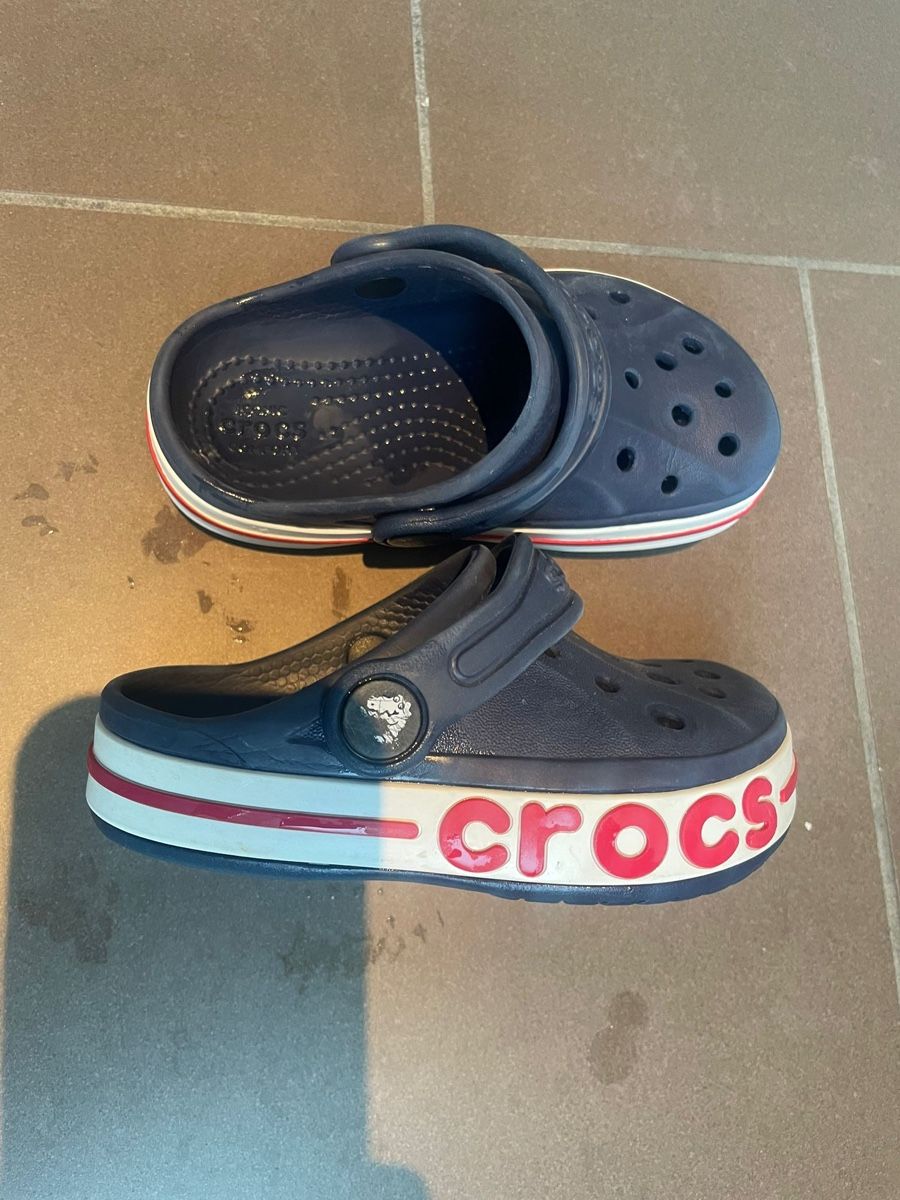 Crocs Scarpe per ragazzi: Coole Crocs Clogs, Grösse 22/23, Dunkelblau-perfekt! – Usato da Riniken venduto da mis_69lc 2