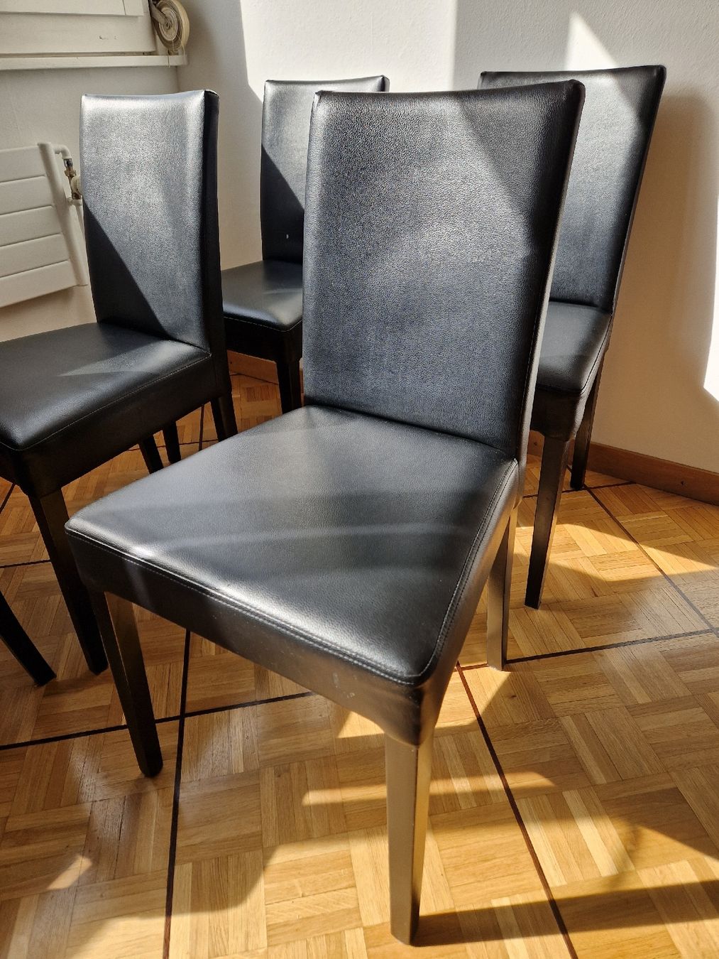 Sedie: Lot de 7 chaises en cuir noir – Usato da Petit-Lancy venduto da zes_6jhm 3