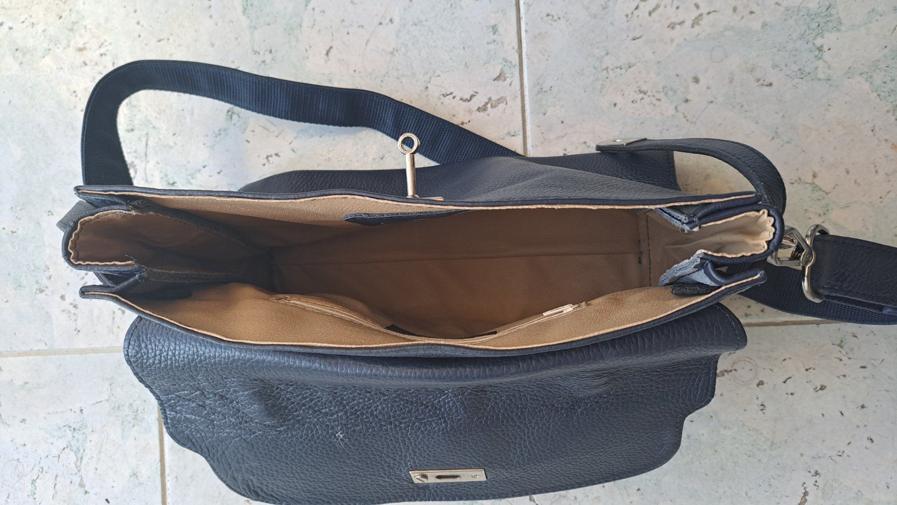 Borse da donna: Schöne Handtasche aus Leder – Usato da Pfäffikon ZH venduto da Valsangiaccomo 5