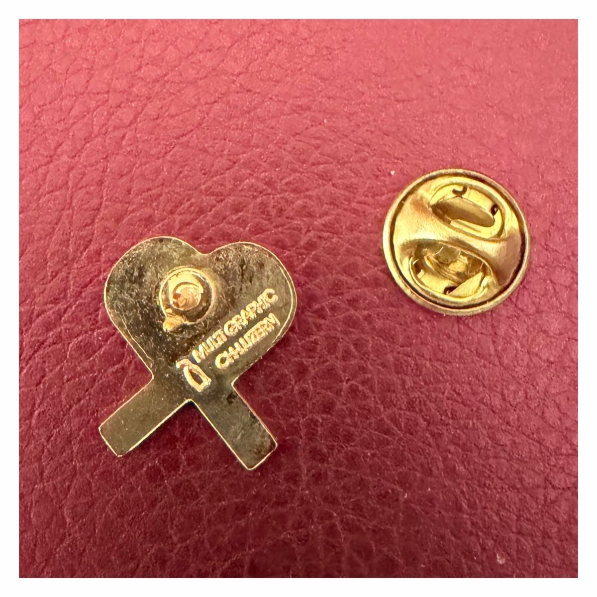 Placchette & Badge: Pin - Herz mit roter Schleife – Nuovo (secondo la descrizione) da Schlieren venduto da RoPue 1
