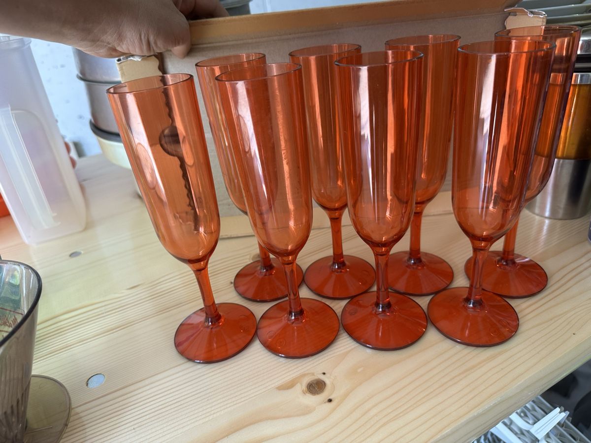 Verres: Sektgläser orange Kunststoff 8 Stück – D'occasion à Sursee par Du8
