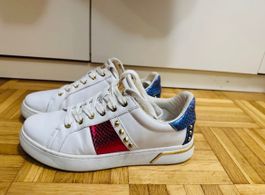 Guess Sneaker Gr. 39, weiss, Schlangen-Look, Nieten