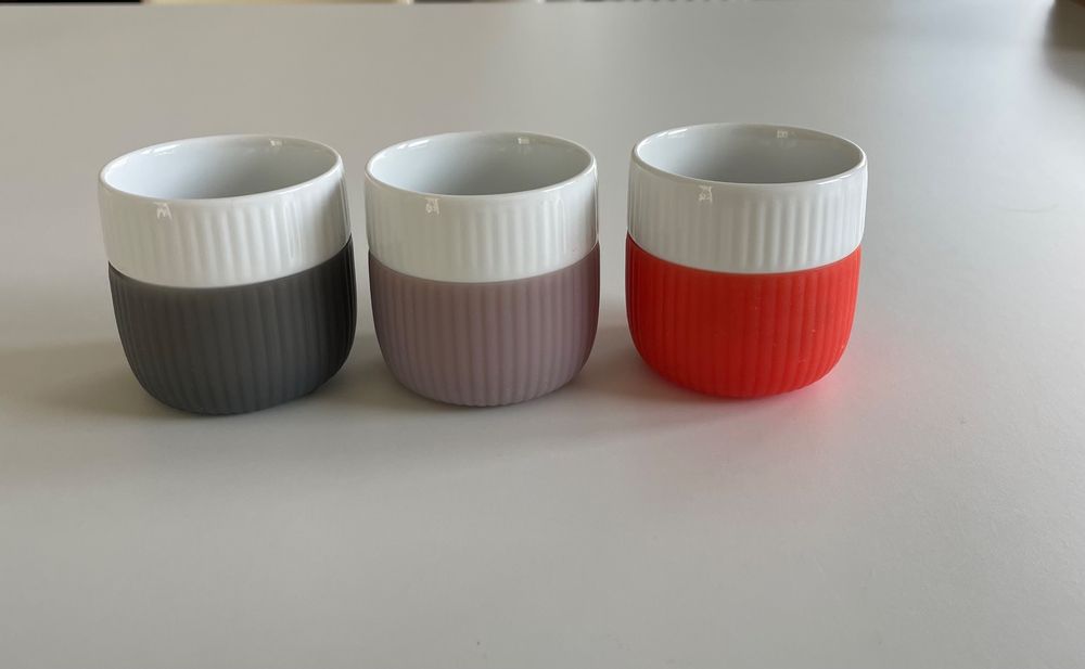 Royal Copenhagen Kontrastbecher „Glyzinie“ – Aus Knochenporzellan, Mit Silikon-Manschette