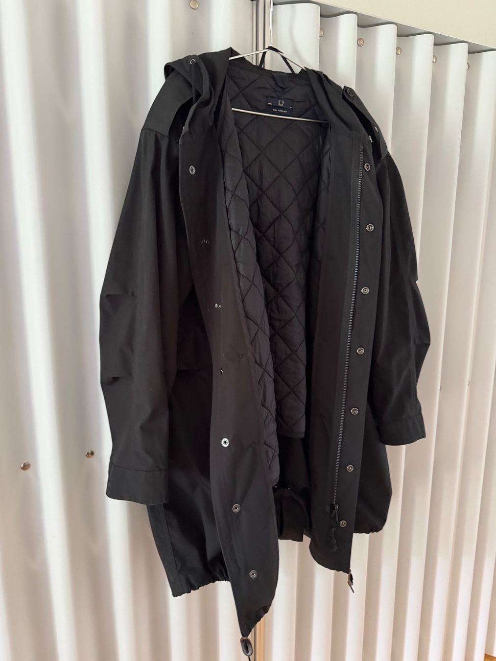 Cappotti: Black Fred Perry Cotton Blend Fishtail Parka + Veste Gr.L – Usato da Zürich venduto da VR2528 5