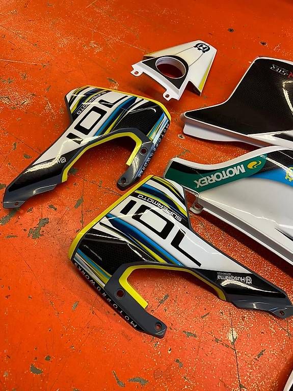 Toutes les pièces détachées moto: KIT PLASTICHE 701 SUPERMOTO – D'occasion à Manno par MOTOMIXMANNO 1