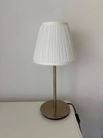 Tischleuchte/ Nachttischlampe weiss, gold/messing Ikea