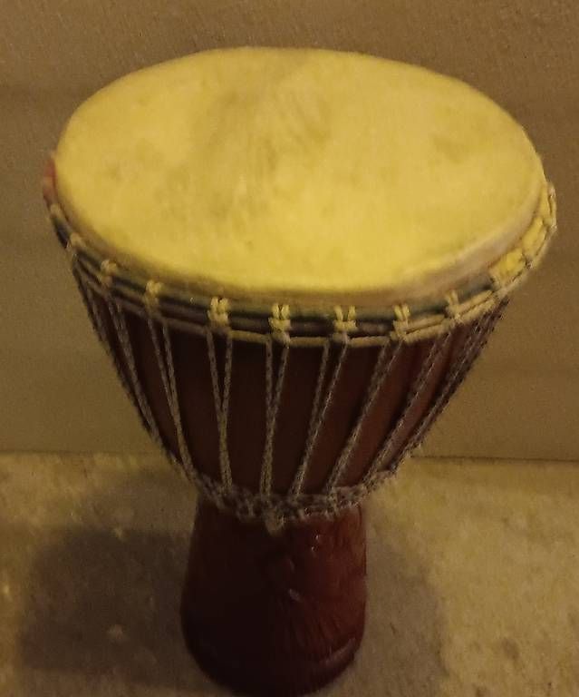 Strumenti musicali: Grand Djembé sculpté  – Usato da Avully venduto da lecomtedogoz 2