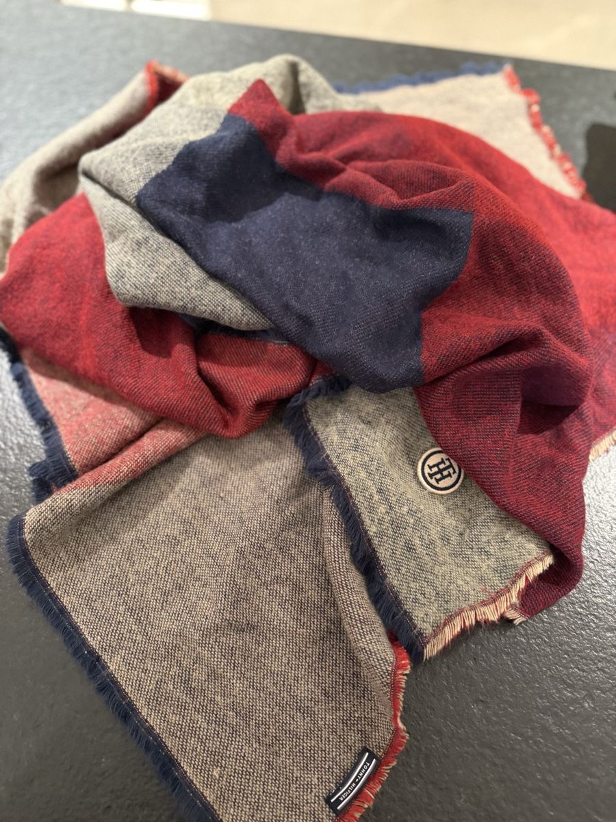 Tommy Hilfiger Foulard & Sciarpe: Tommy Hilfiger Schal 140 x 140 cm – Nuovo (secondo la descrizione) da Strengelbach venduto da schnaeusel 1
