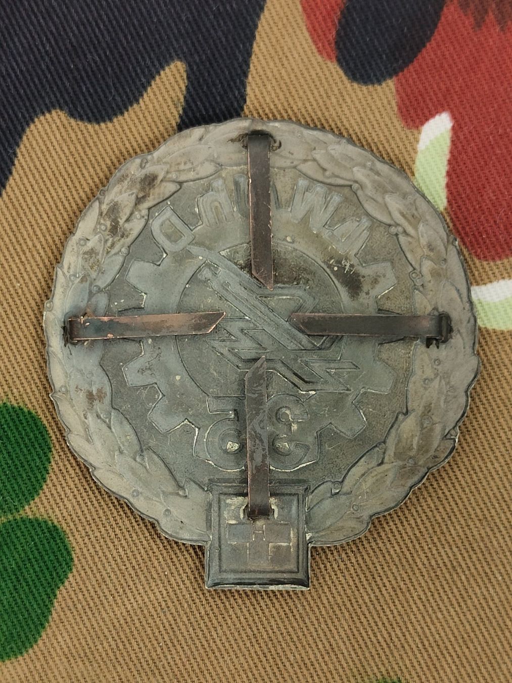 Schweizer Armee Placchette & Badge: Béretemblem Luftwaffenunterhaltsdienst 35 – Usato da Bauma venduto da SwissMilitaria 1