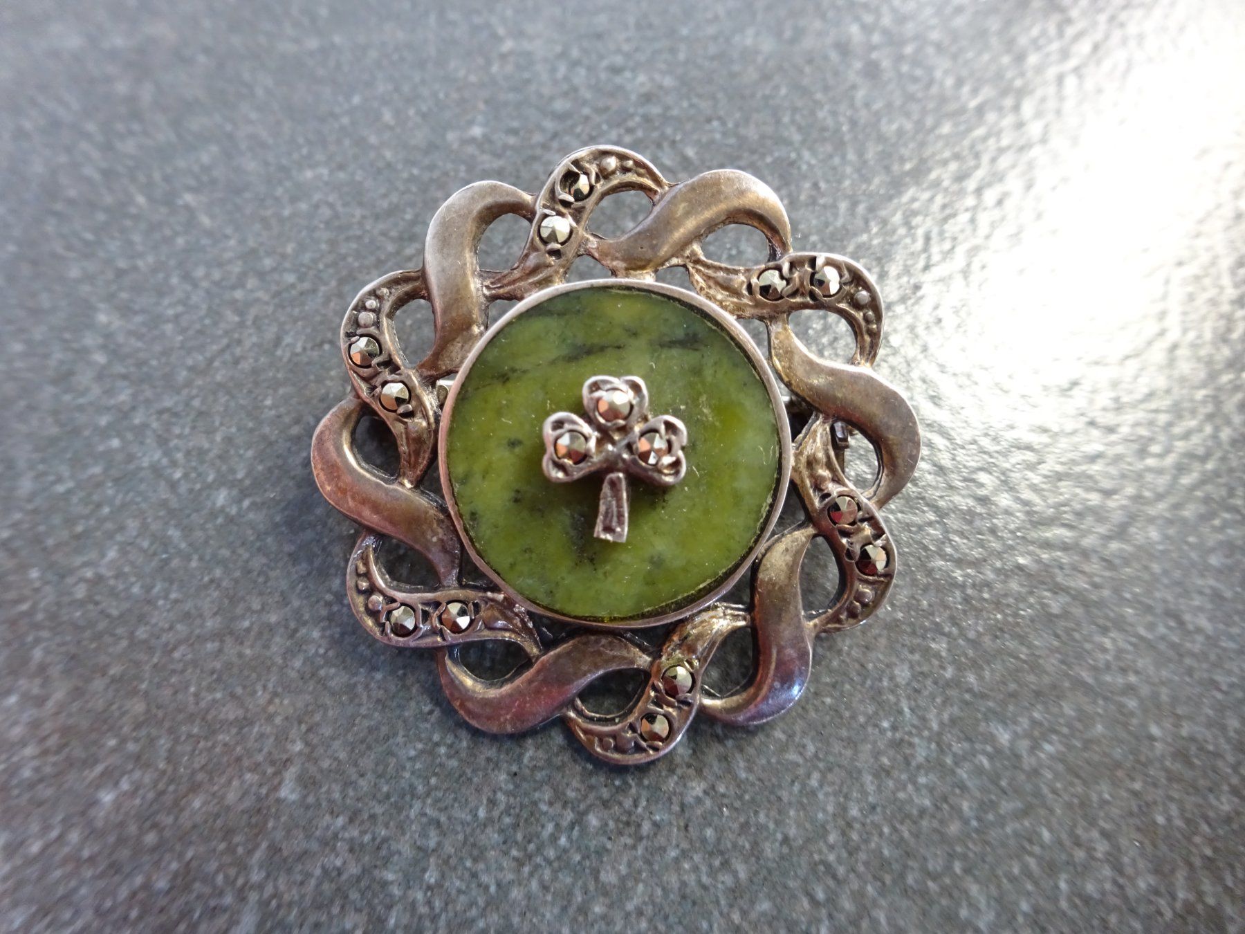 Spille & Fermagli: Irish Keltisch Brosche / Jade Shamrock Irland – Usato da Oetwil am See venduto da Senegal
