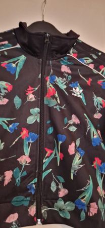 Veste Adidas florale, taille 38, idéale pour le printemps!