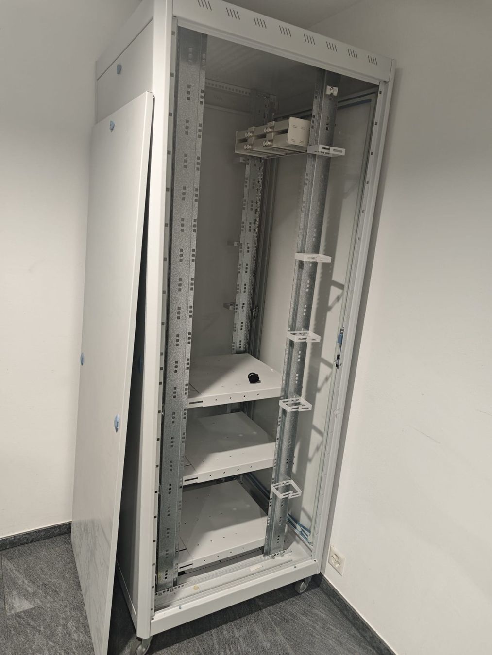 Armadi: Server-Schrank – Usato da Cham venduto da AGTrust