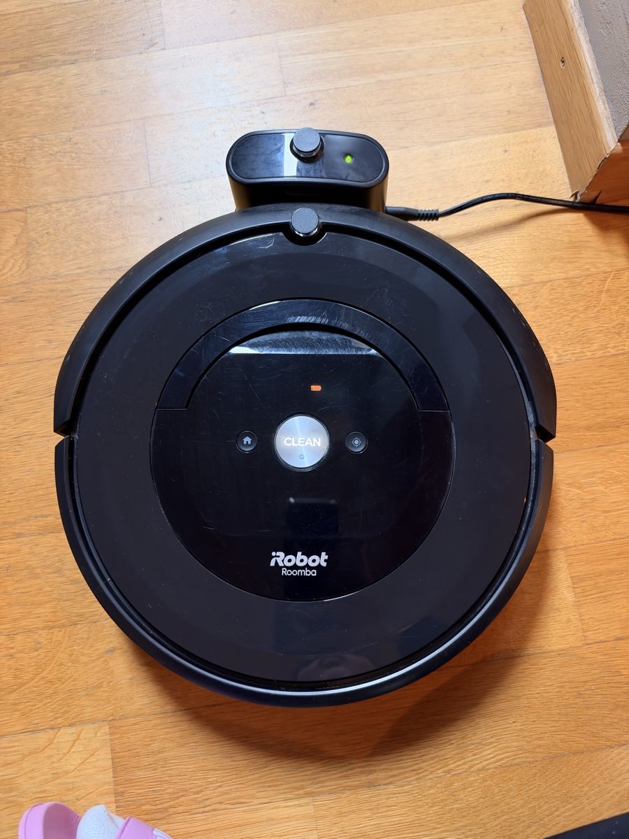 Irobot Staubsauger & Zubehör: iRobot Roomba e5 Saugroboter inkl. Ladestation – Gebraucht aus Kriessern von aga_2zht