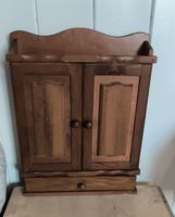 Rustikaler Hängeschrank aus Holz 