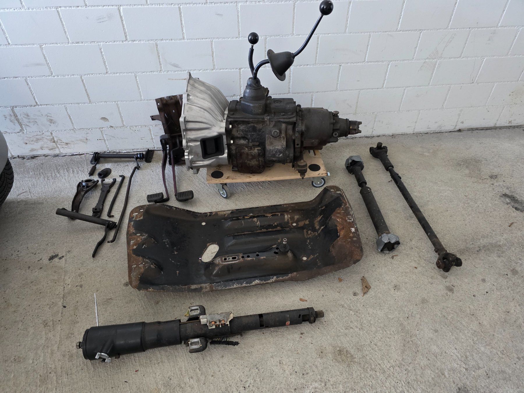 Jeep Tutti pezzi di ricambio auto: Jeep CJ7 schalt Getribe – Usato da Altendorf venduto da Heri6