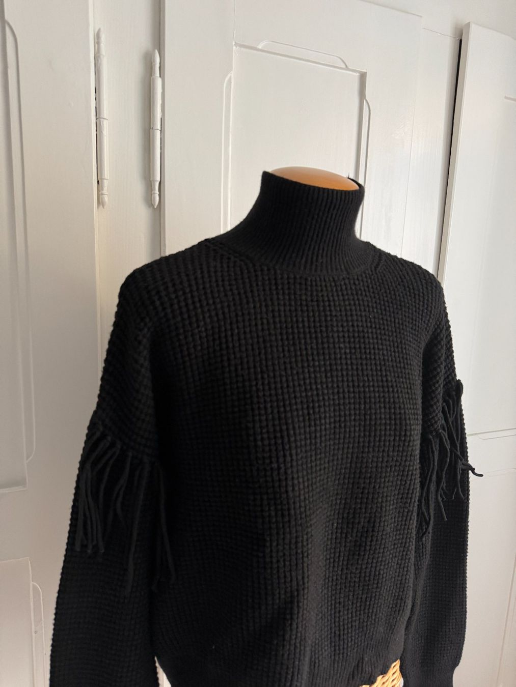 Maglioni & Felpe: SUSY MIX - Strickpullover schwarz mit Fransen M – Usato da Zürich venduto da Diazaio 1