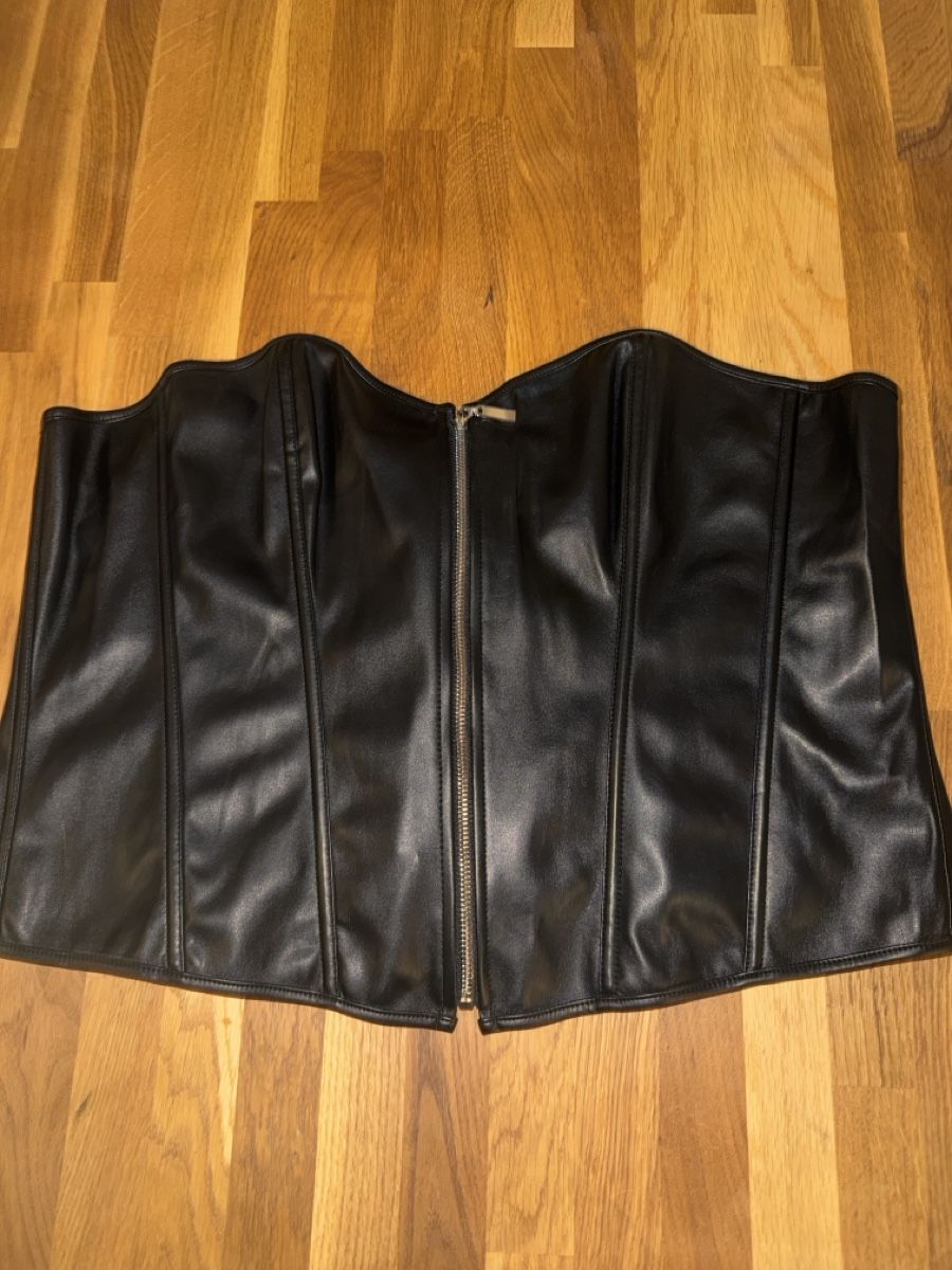 Top: Joli bustier en cuir synthétique – Nuovo (secondo la descrizione) da Brügg BE venduto da traindenuit