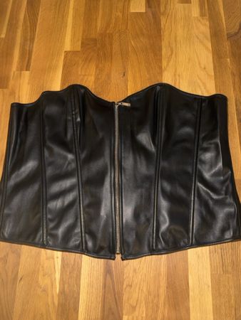 Joli bustier en cuir synthétique