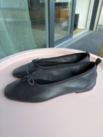 Ballerinas H&M schwarz Schafleder ￼