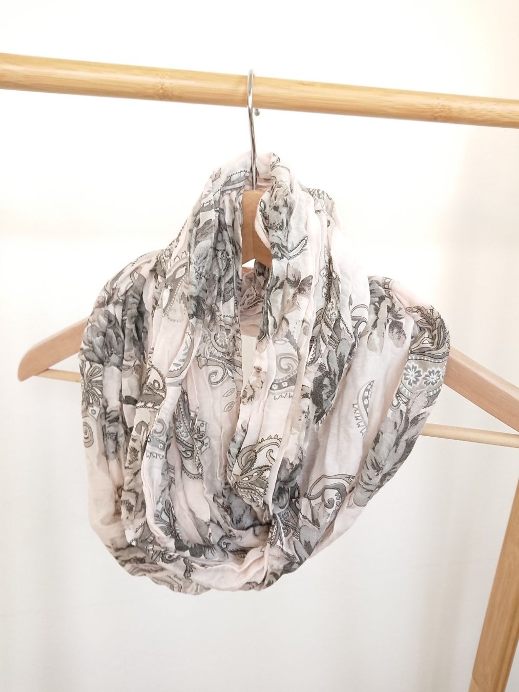 Foulards & écharpes: Damen Loop Schal 60cm x 75cm Hellrosa Paisley Muster – D'occasion à Hallau par CHACLA