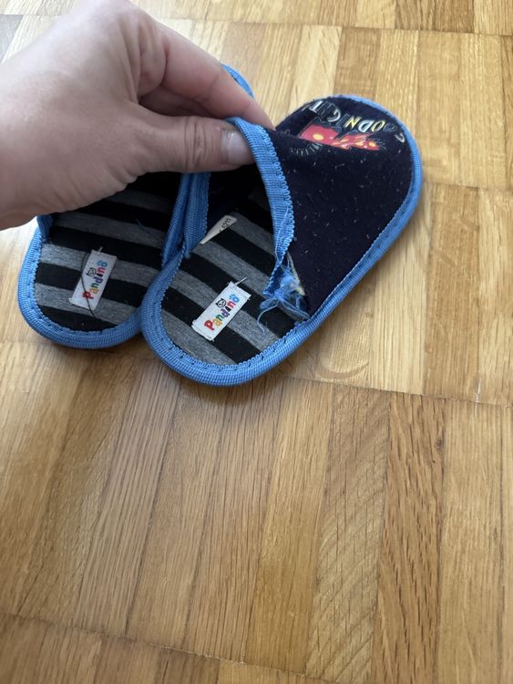 Chaussures garçon: 2 Paar Kinder Hausschuhe Gr. 27 – D'occasion à Jona par Good_luck_ 8