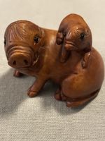 Netsuke Holz, Mutterschwein mit Ferkel, signiert