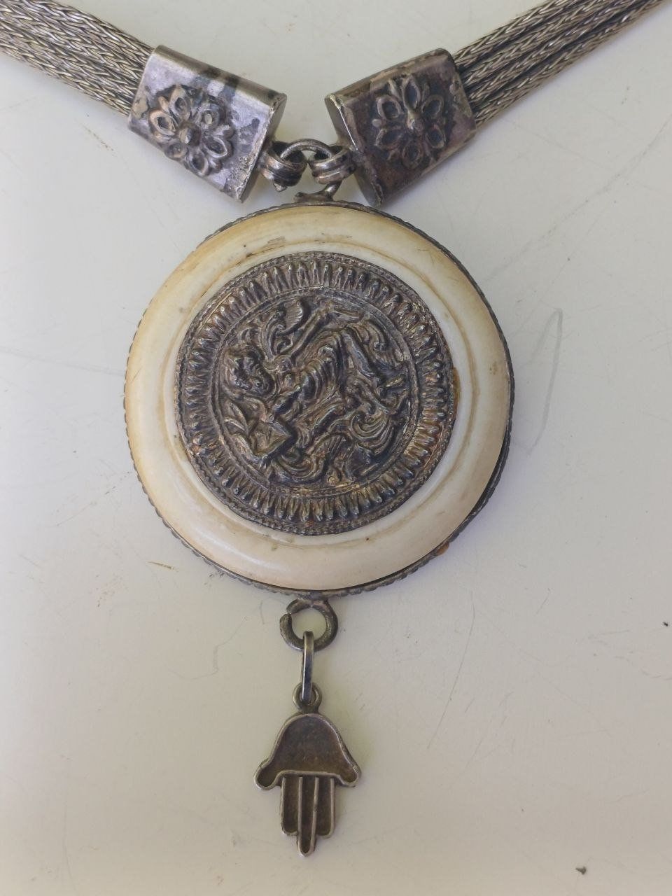 Colliers: Antike Silber-Halskette mit Kagamibuta Netsuke & Hamsa Hand – D'occasion à Bern par Yunkom 3