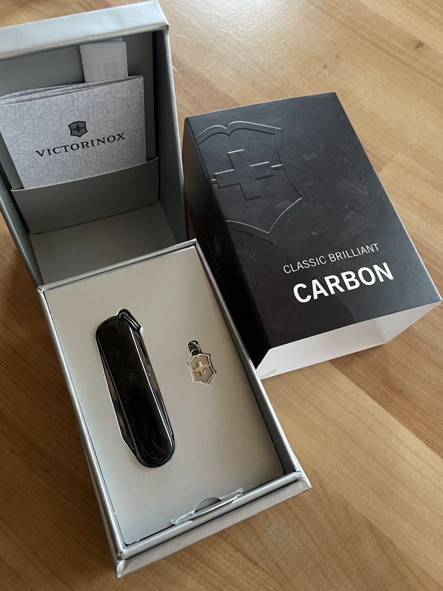 Victorinox Coltelli tascabile: Victorinox Classic Carbon – Nuovo e nell'imballaggio originale da Rümlang venduto da euqinom16
