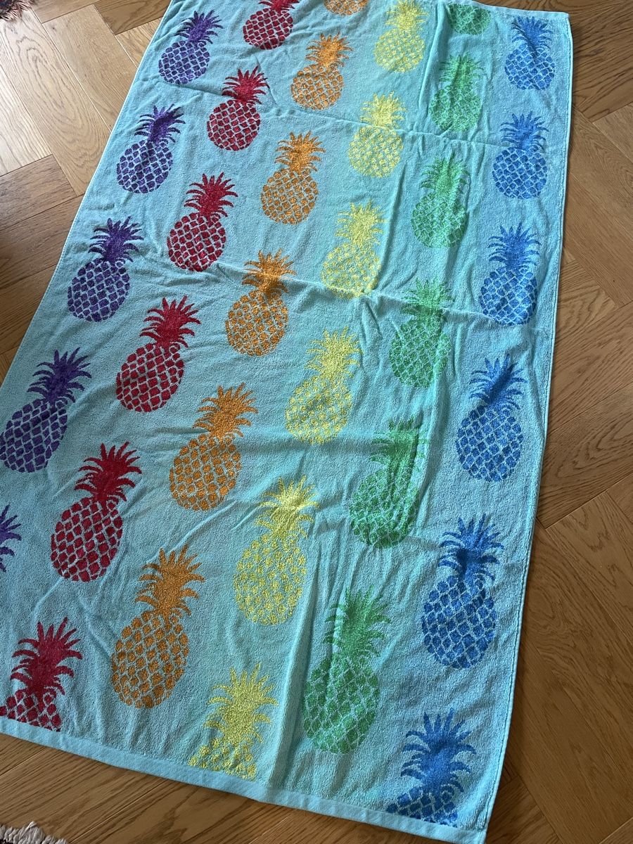 Serviettes de bain: Rainbow Pineapple Beach Towel – D'occasion à Zürich par cel_8yfx