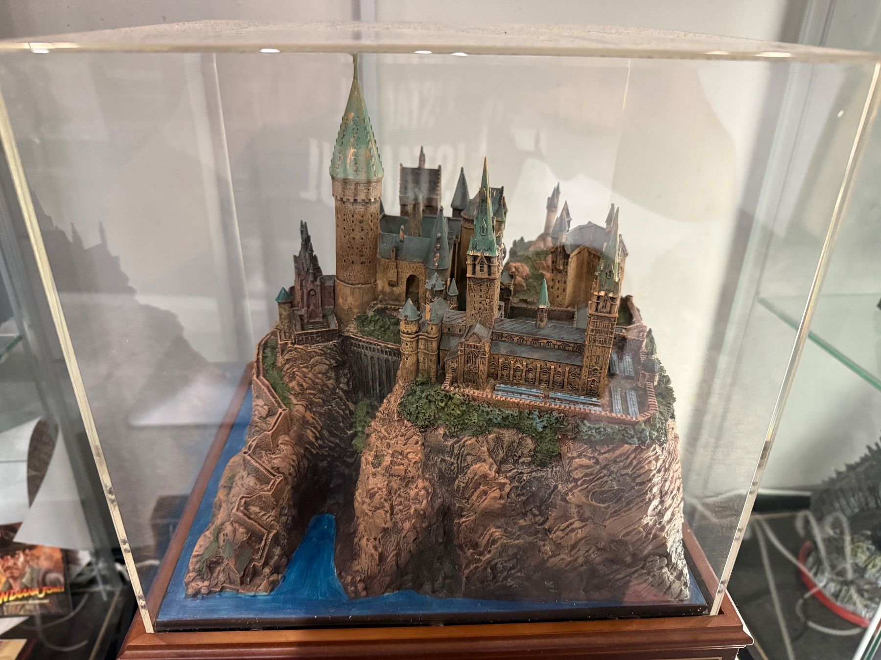 Vitrinen: Harry Potter Schloss Vitrine mit Schublade – Gebraucht aus Hinwil von Mbaumann1 1