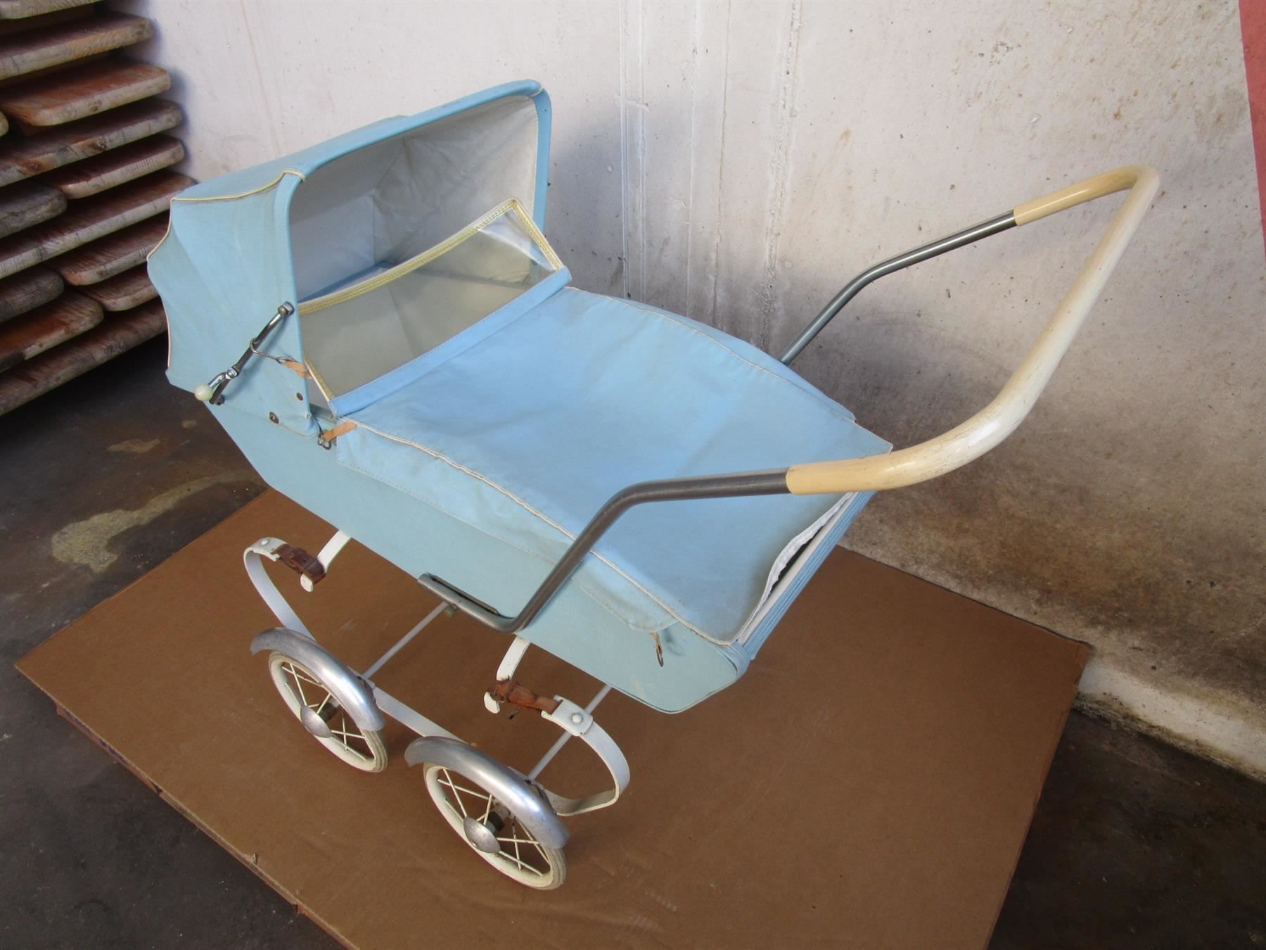 Carrozzine per bambole: Puppenwagen 70er Jahre hellblau – Usato da Eschenbach SG venduto da brocarte 1