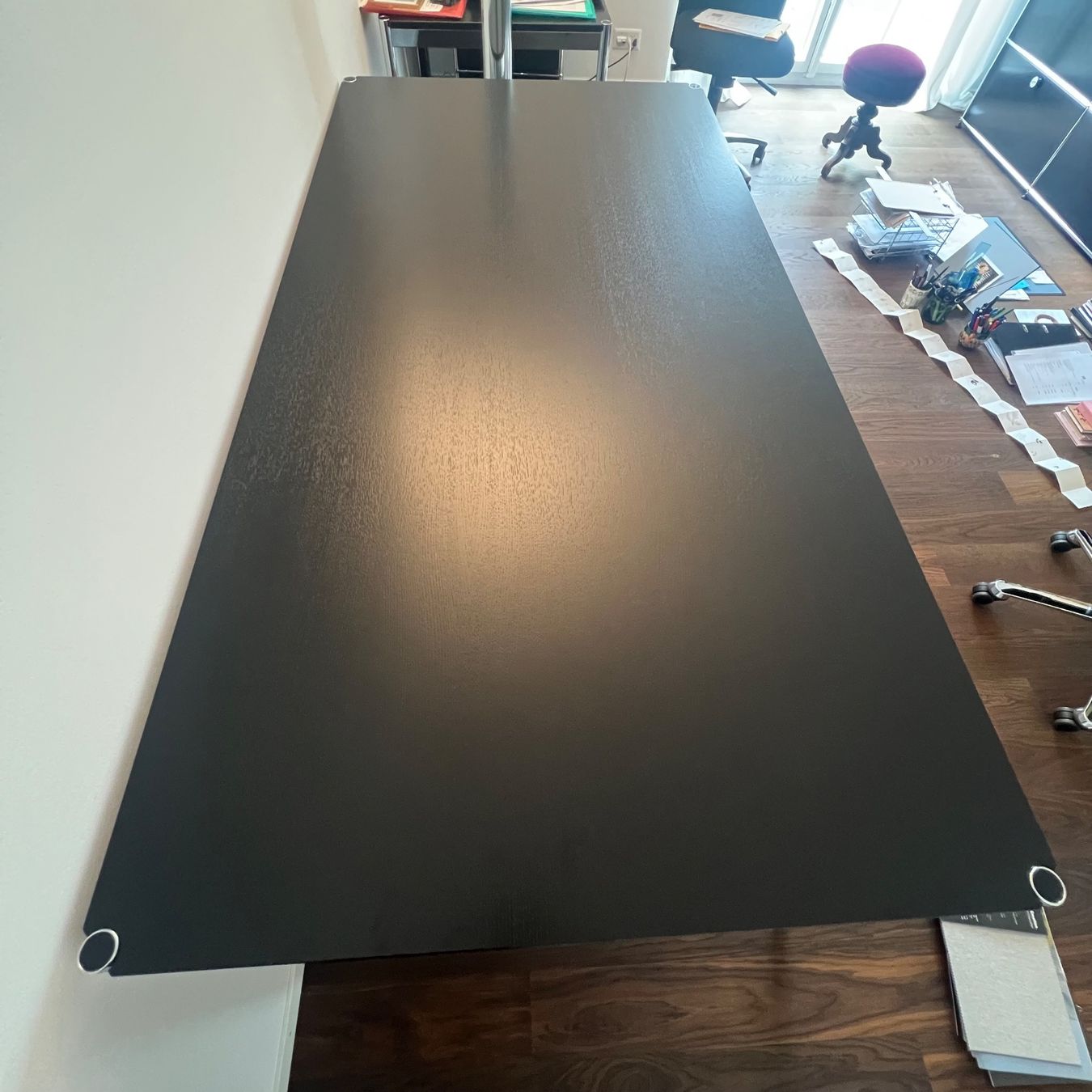 USM Schreibtische: USM Schreibtisch 100x200cm Eiche schwarz – Gebraucht aus Bern von Arteed 2