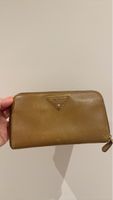 Elegantes Portemonnaie von Prada in Goldbraun – ein Muss!