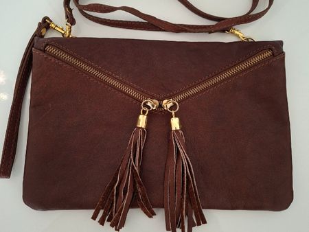 Pochette en cuir marron à bandoulière – pompons