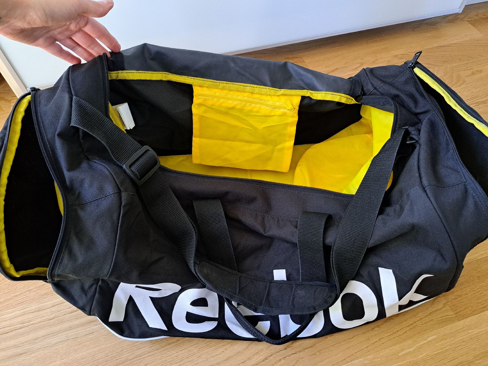 Reebok Borse: Reebok Sporttasche, schwarz – Usato da Murten venduto da ste_s76w 1